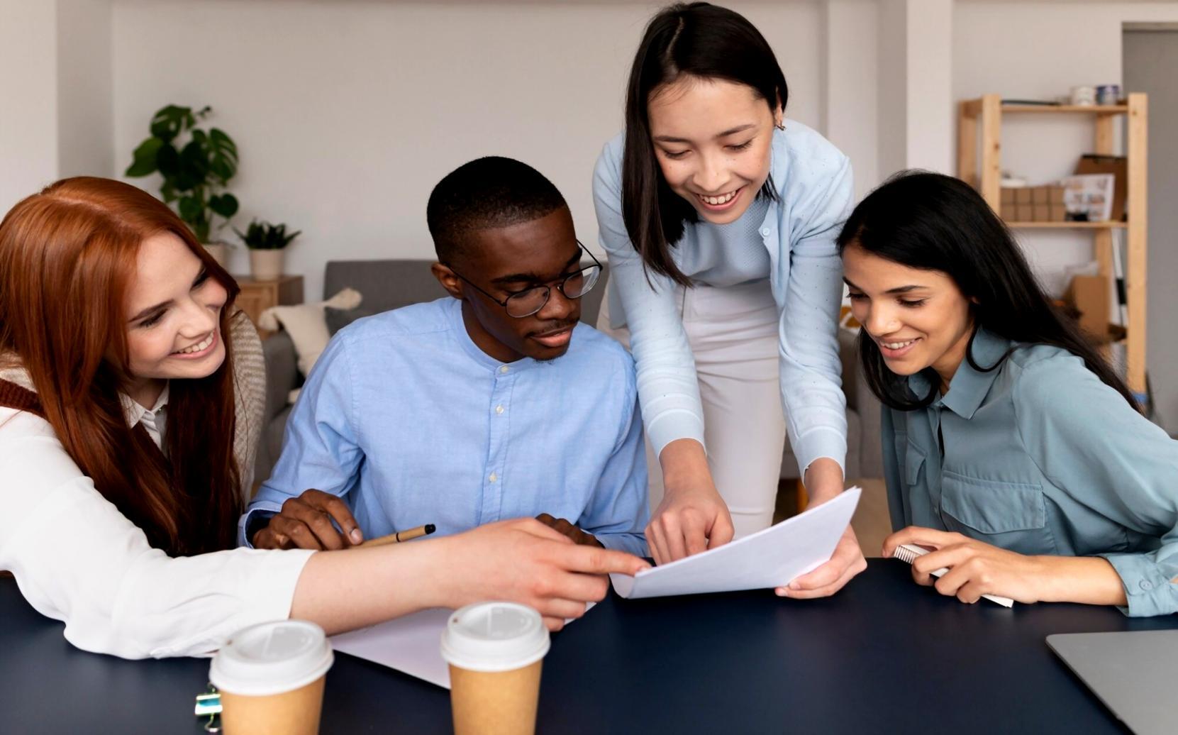 Profesionales analizando estrategias de riesgo financiero