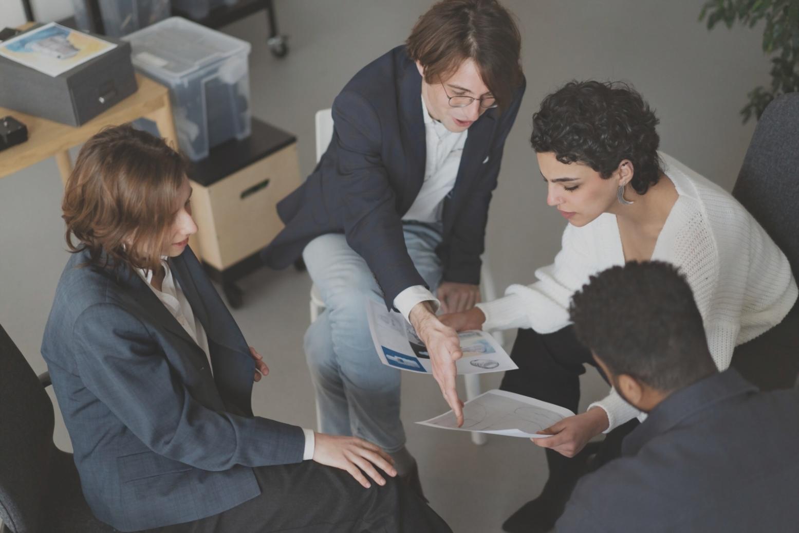 Equipo zephyrosantq trabajando en soluciones financieras